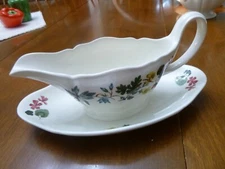 WEDGWOOD England Richmond Pattern Sauce/Gravy Boat w/ Attached Underplate