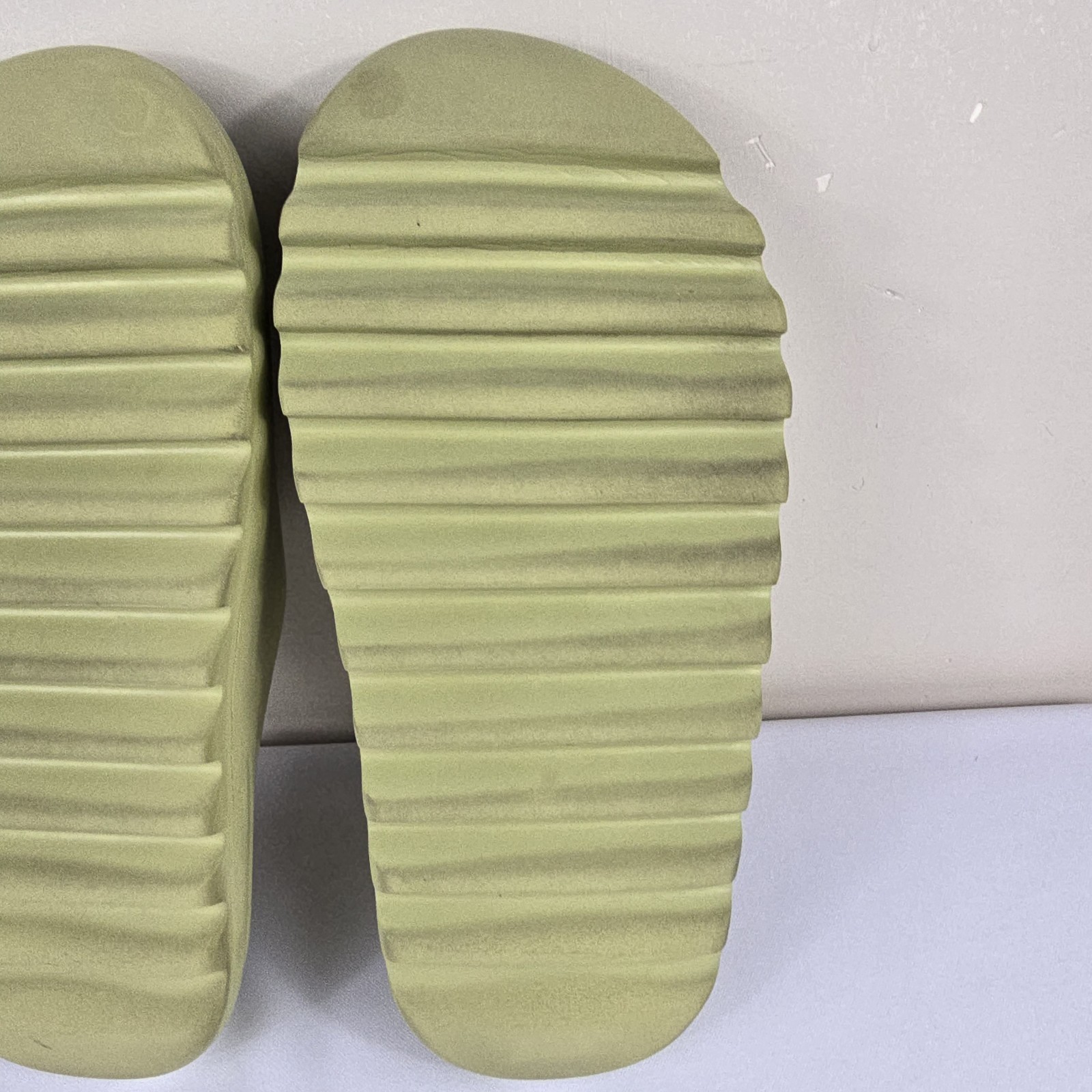 Women’s Size 10 US Adidas Yeezy Slides Resin Slippers No Box Authentic Used thumbnail 8