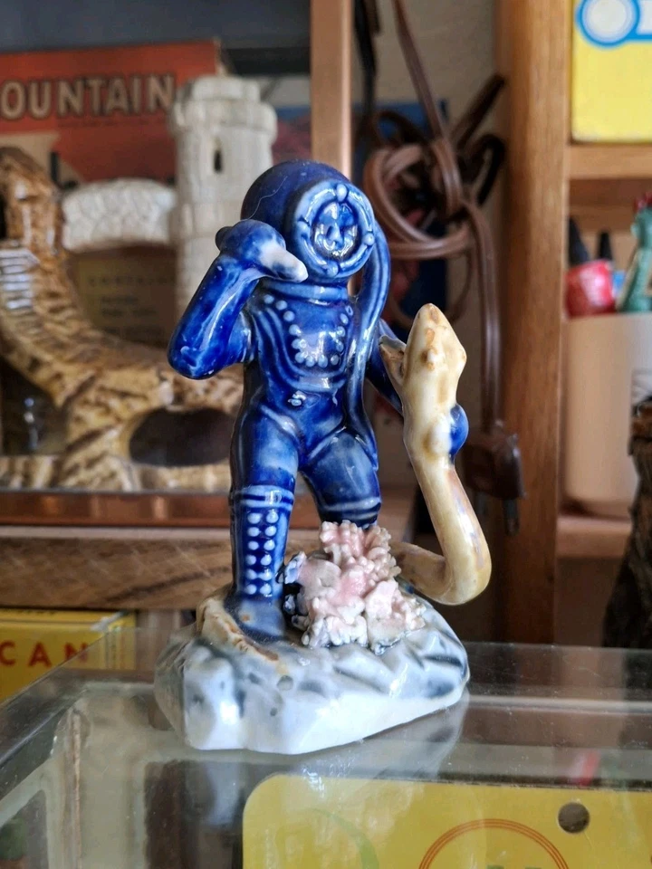 Antigua pecera antigua vintage de acuario cerámica azul buzo lucha anguila amarilla Foto 2 de 4