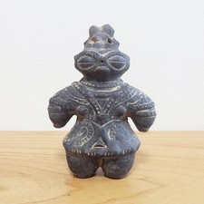 Estatua de arcilla del período Dogu Jomon figura de tierra negra 12 cm réplica JAPÓN HANIWA