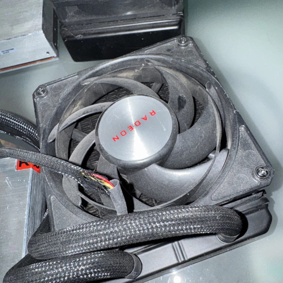 Pair Gigabyte Radeon Vega RX 64 LC Liquid Cooled Edition (GV-RXVEGA64X W-8GD-B) - Image 3 of 4