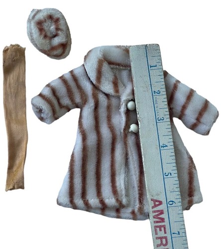 Abrigo de piel sintética crema sombrero bufanda satinada conjunto vintage para muñeca clon de Barbie década de 1960 - Imagen 8 de 8