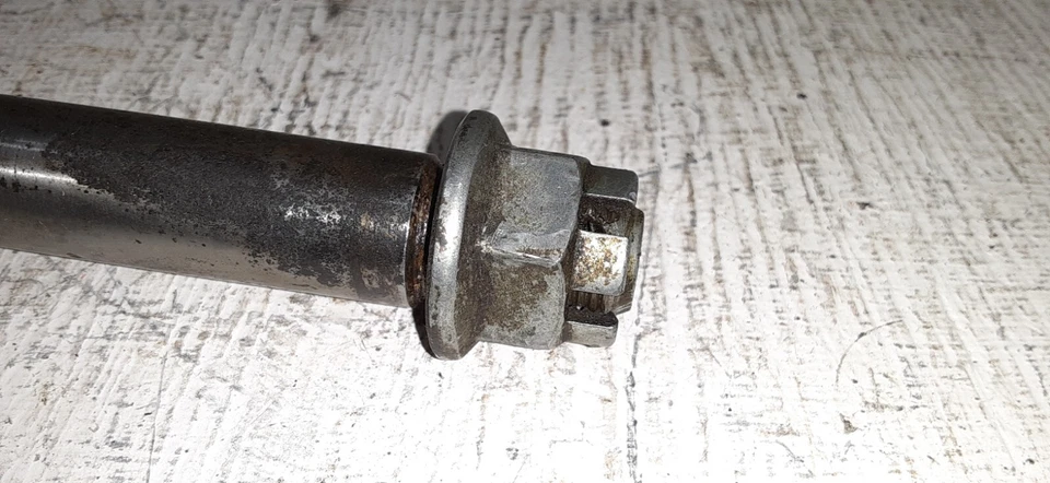 Honda CB900C 1981 eje trasero  Foto 3 de 3