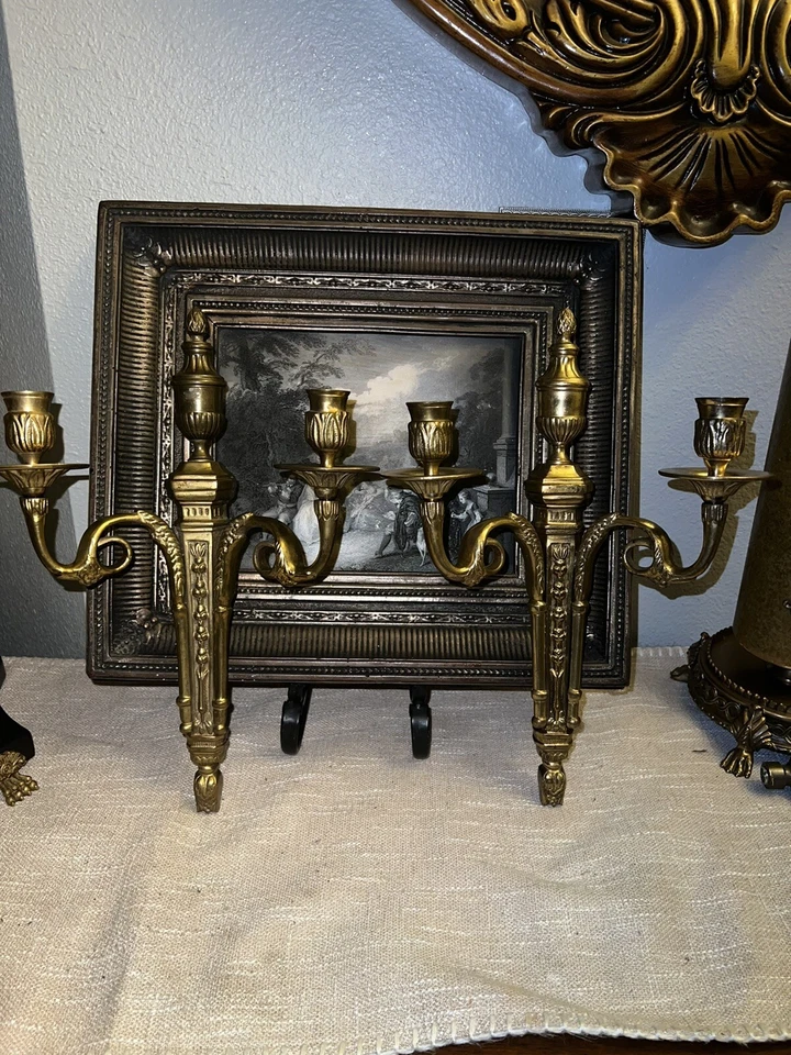 Aplique de pared francés estilo Luis XVI bronce fundido doble brazo candelabro pesado Foto 2 de 4