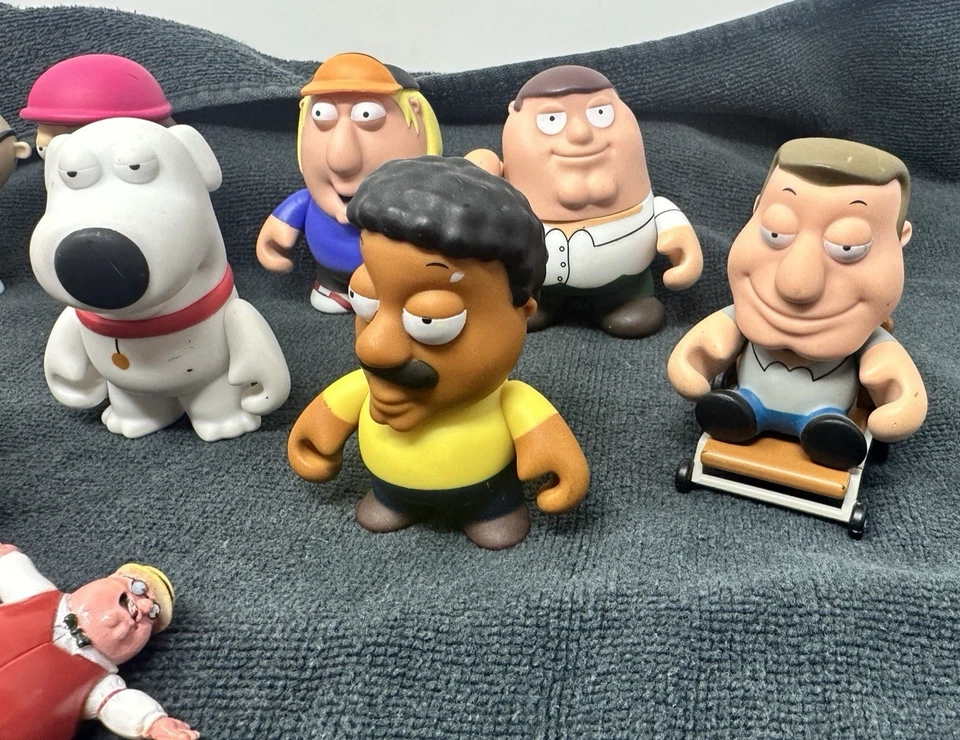 Juego de 10 mini figuras de la serie de vinilo Family Guy x KidRobot Foto 3 de 4