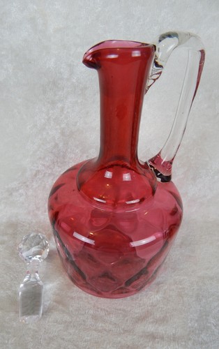 LARGE CRANBERRY DIAMOND QUILTED OPTIC GLASS DECANTER CRUET HAND BLOWN VINTAGE - Picture 3 of 4