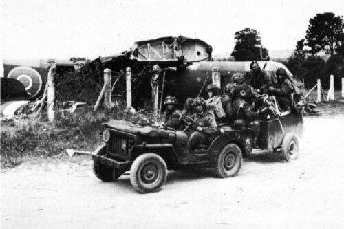 WW2 - Une Jeep avec remorque sort d'un planeur Horsa à Pegasus Bridge - Foto 1 di 1