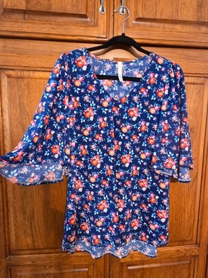 Dear Scarlett M Top Blouse Short Bell Sleeve V-Neck Roomy Navy Floral