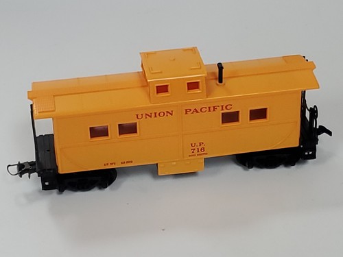 Bachmann HO Union Pacific Weighted Caboose Yellow Excellent Condition - Picture 4 of 6