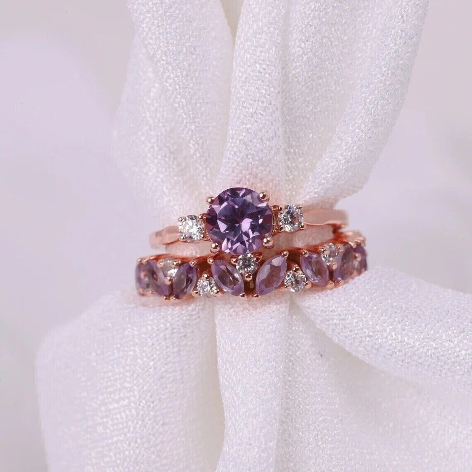 Conjunto de anillo nupcial redondo de amatista simulada de 2 quilates para mujer enchapado en oro rosa de 14 quilates plateado Foto 3 de 4
