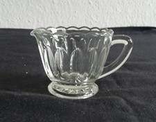 altes Glas Milchkännchen   Pressglas       /    12