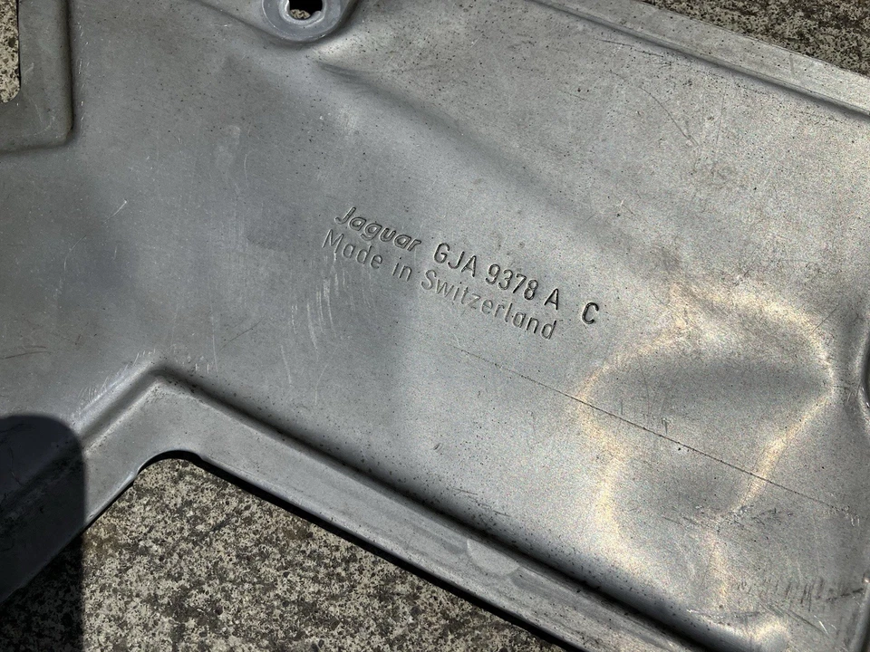 Комплект из 2 оригинальных теплозащитных экранов для переднего правого и левого нижнего кузова 97–06 Jaguar XK8 X100 - Изображение 4 из 4