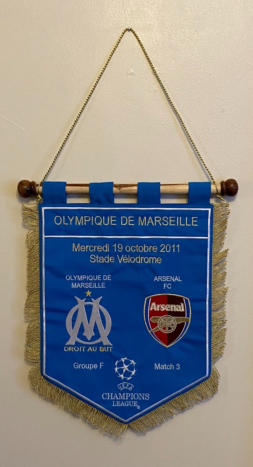 Banderín de aficionados fase fase de grupos Olympique Marsella v Arsenal Champions League 2011.