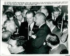 1965 Pres Johnson Has Impromptu Conference After Speech Politics Wirephoto 8X10