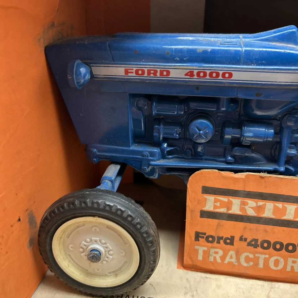 TRACTOR FORD 4000 11" DE COLECCIÓN ERTL AÑOS 70 Die Cast Metal Tractor Sin Pila Caja Naranja Foto 4 de 4