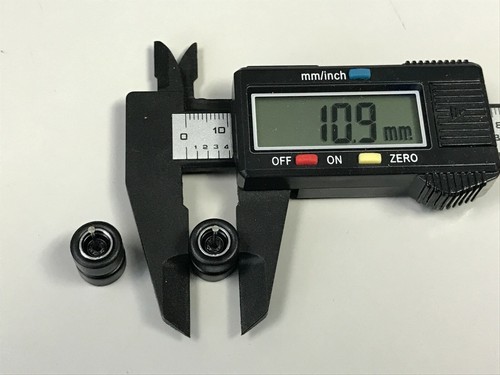 R281 Hotwheels 1/64 Set Tires Slotted Black 10mm, Short Axle Real Riders - Picture 4 of 5
