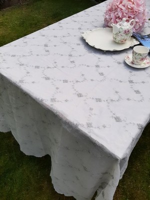 Traumhafte bestickte Tischdecke 140 x 220 cm hellgrau von van Deurs Danmark