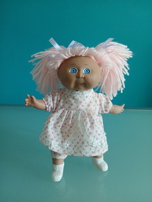 Puppe ''CABBAGE PATCH Kids'', 1985, rosa Haare, Höhe 21 cm.