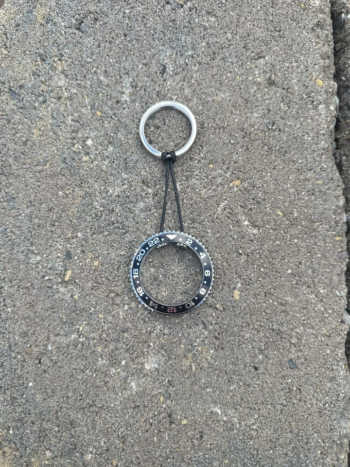 Llavero Bisel Acero Reloj Lujo Homenaje a Relojes Llavero 1.25"X1.25" 35.6g Foto 3 de 4