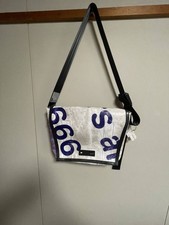 Borsa a tracolla FREITAG Dragnet Messenger viola e bianca 11x37x29 cm