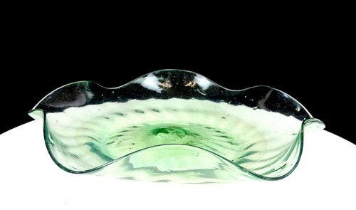 STUDIO ART GLASS SEEDED STYLE GREEN PANEL OPTIC RUFFLED RIM 10 3/4" DISH - Picture 2 of 9