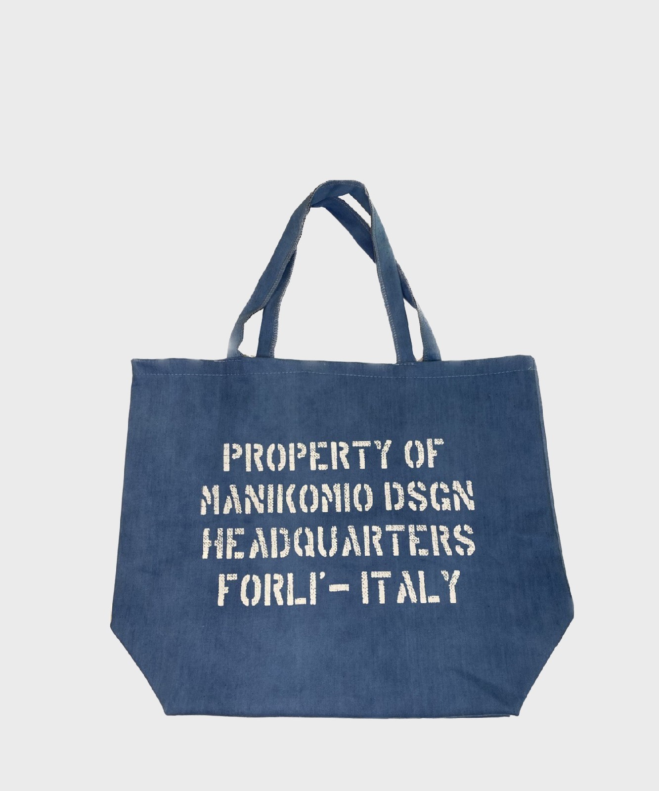 Универсальный джинсовый шоппер Manikomio Dsgn - это универсальный джинсовый шоппер.ДЕНИМ