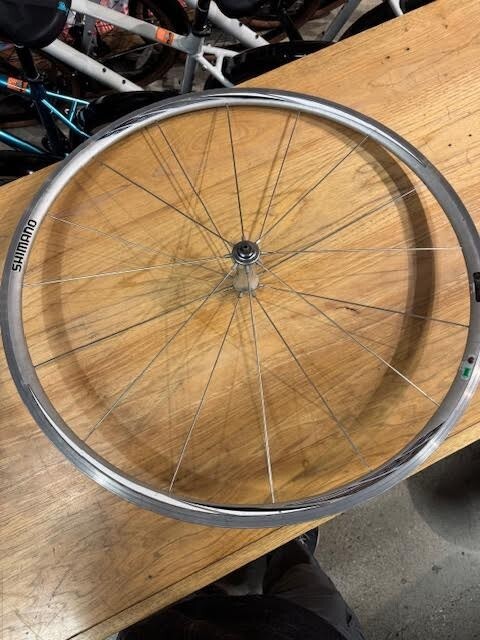 SHIMANO WH-R561 シマノ クリンチャーホイール リムブレーキ Shimano WH-R561 Front Clincher Hub on 622x15C Rim, Alloy