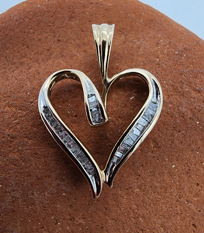 Colgante corazón cinta baguette diamantes 0,155 quilates de oro amarillo de 10 k,417 Au 2469 Foto 3 de 4