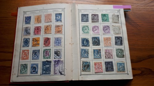 OLD LINCOLN STAMP ALBUM : SMALL WORLD COLLECTION -635 USED STAMPS. - Picture 3 of 16