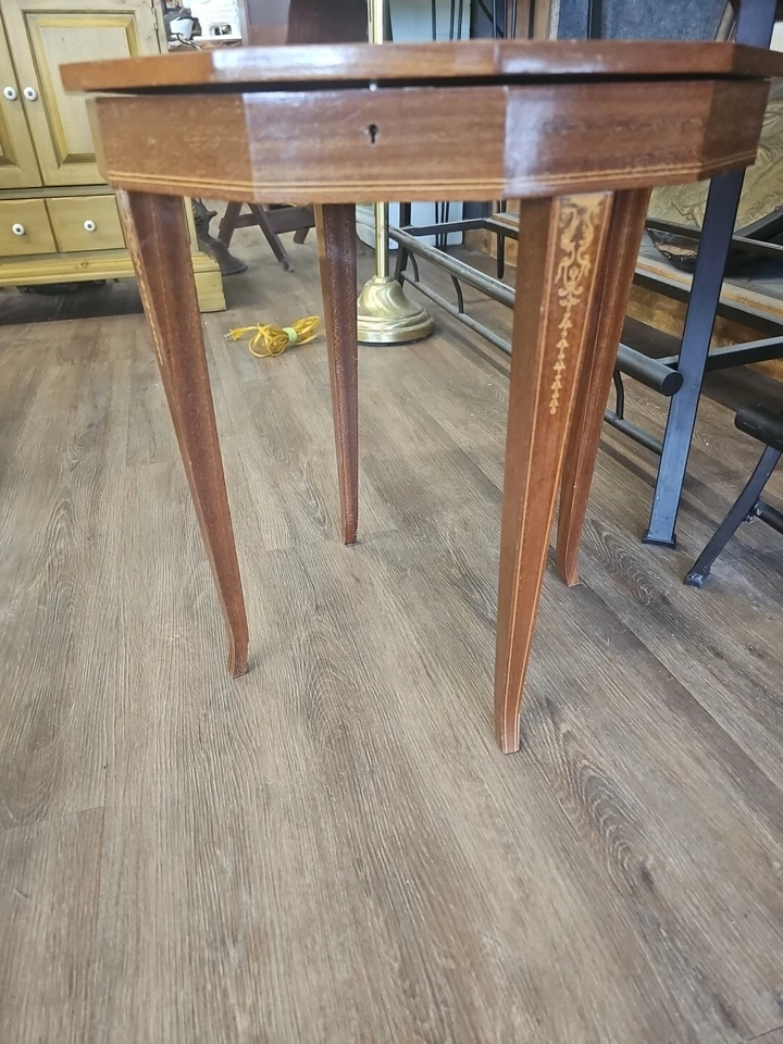 Mesa auxiliar musical de marquetería italiana de colección con caja de música hecha en Suiza B296 Foto 3 de 4