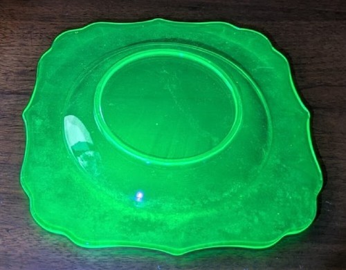 Vintage Green Vaseline Glass Scalloped Edge Plate 7.75" Imperfect, Finish Issues - Picture 8 of 11