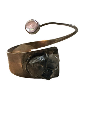 Drahtumwickeltes Kristall Armreif Armband mit Amethyst Spitze - Boho / Spirituell / Ha