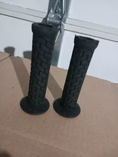 HARO GRIPS WITH HARO GRIP END PLUGS 