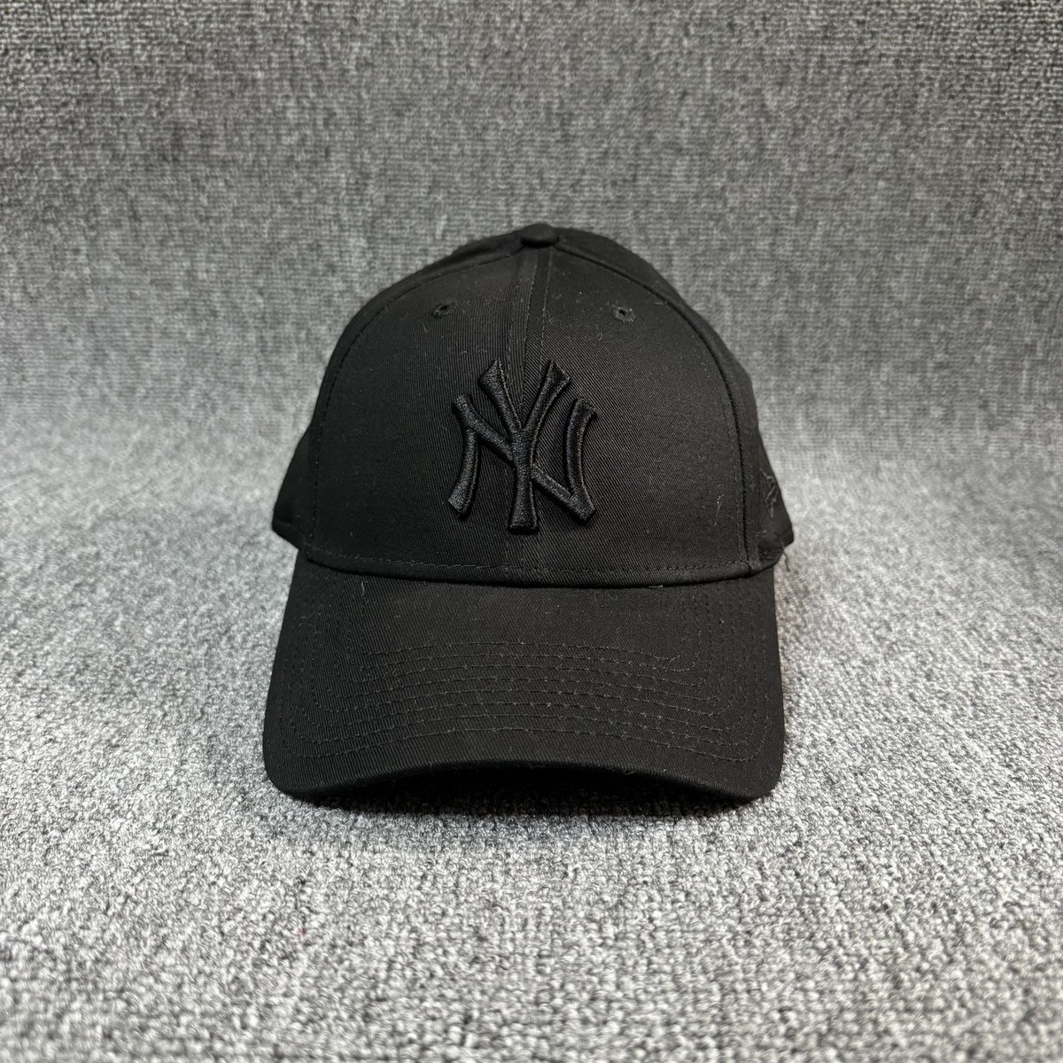 New Era New York Yankees Black Strapback Cap Tonal Logo