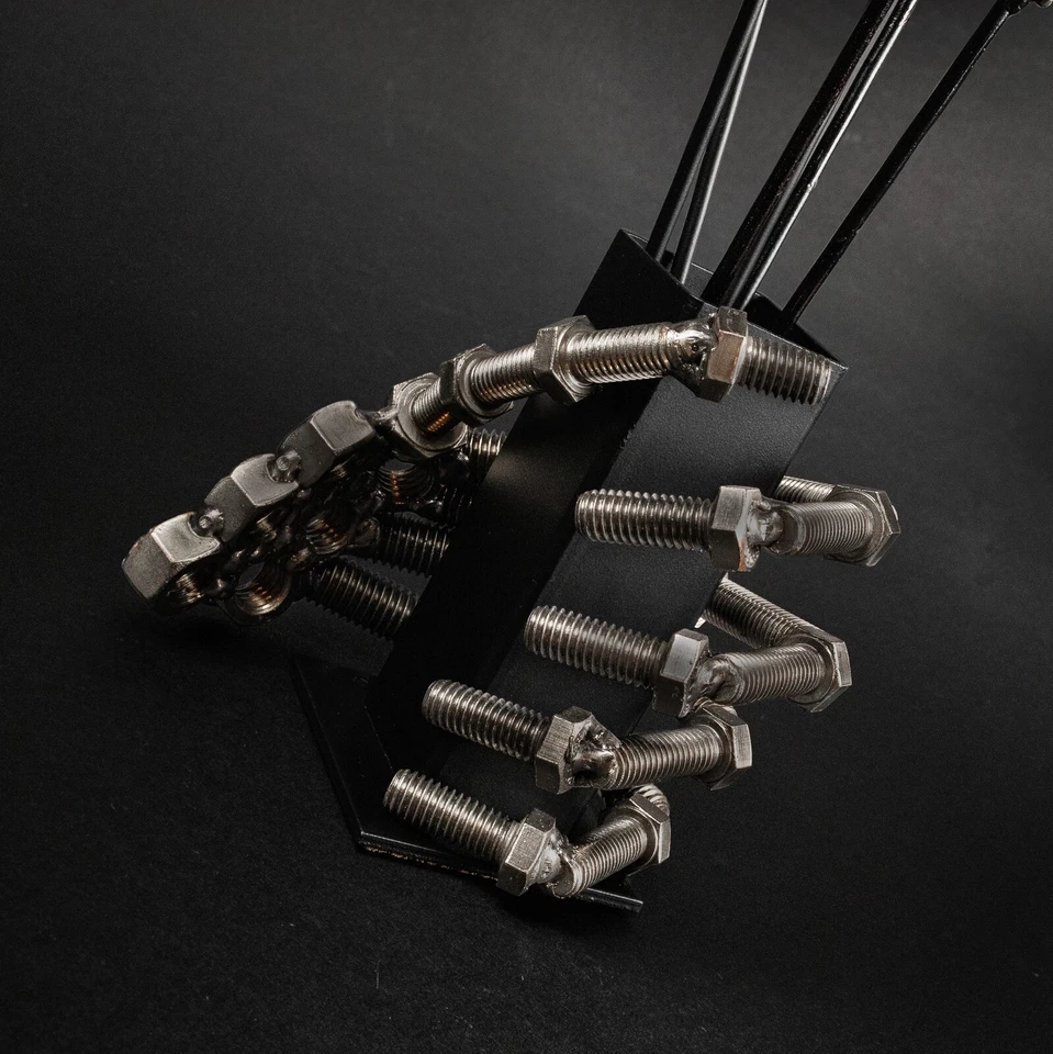 Jarrón de mano esqueleto con rosas de metal - Regalo decoración gótica oscura Foto 3 de 4