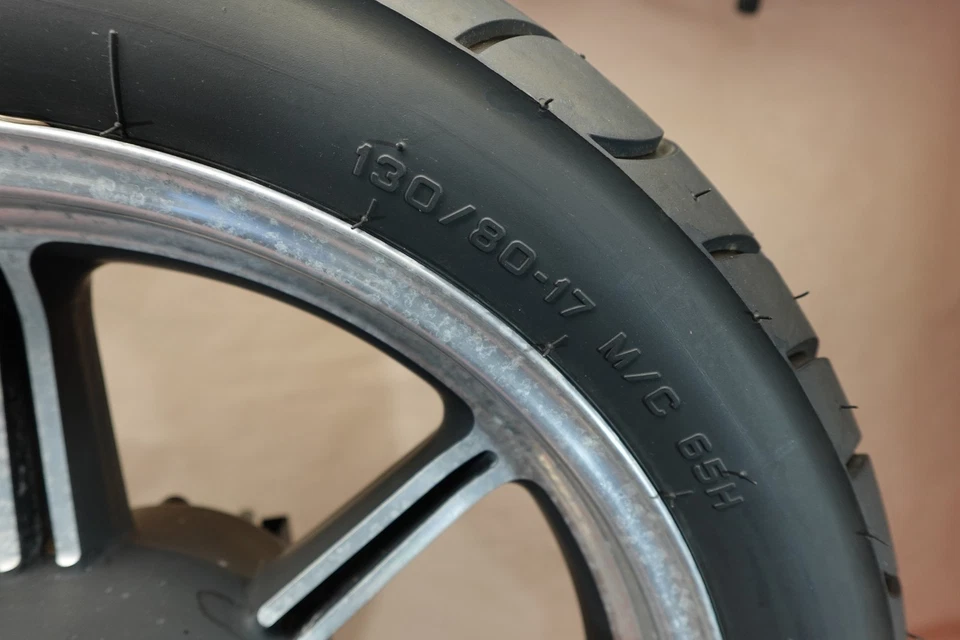 Llanta trasera Pirelli Triumph Bonneville T100 2009-2016 130/80-17 Foto 3 de 4