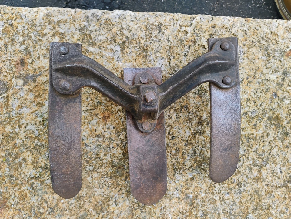 Antiga cabeça de ferramenta de jardim fazenda ancinho garra enxada cultivador 3 dentes C162A - Imagem 2 de 3