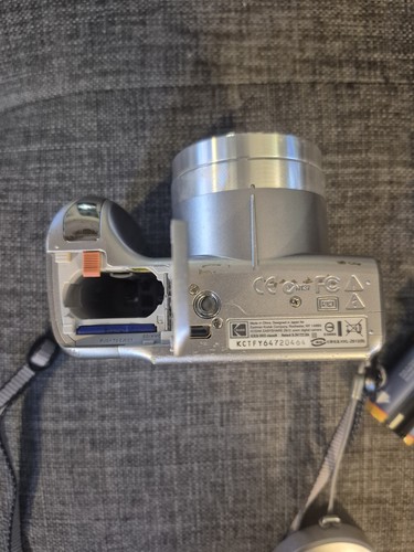 Kodak EasyShare Z612 6.1MP Digital Camera Silver w/Case & 2 Battery + Charger - Picture 12 of 17