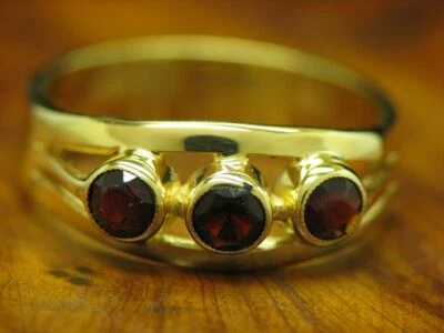 8kt 333 Gelbgold Ring mit 0,60ct Granat Besatz / 3 Steine / 3,1g / RG 53 - Bild 1 von 4