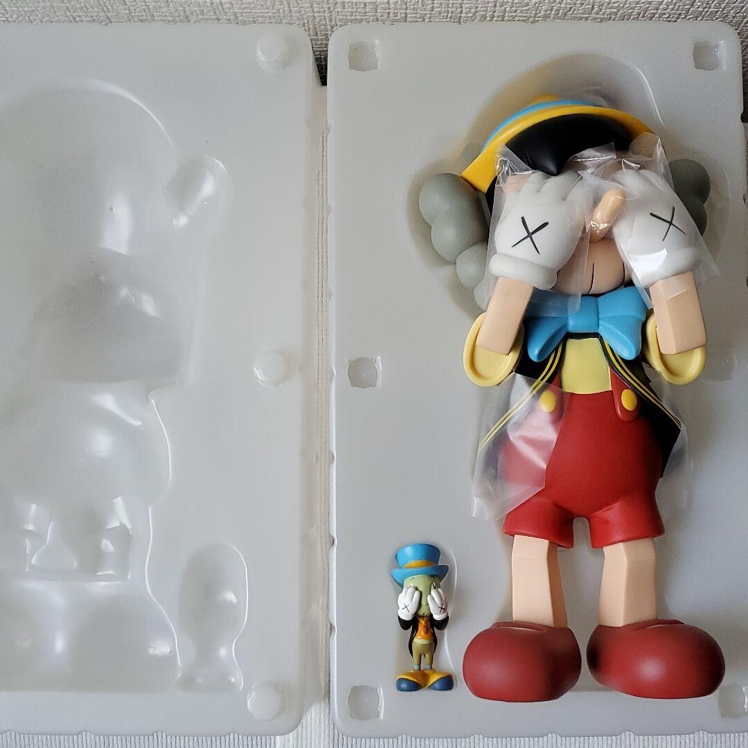 ピノキオPinocchio & Jiminy Cricket 可動フィギュア KAWS カウズ PINOCCHIO & JIMINY CRICKET - メルカリ