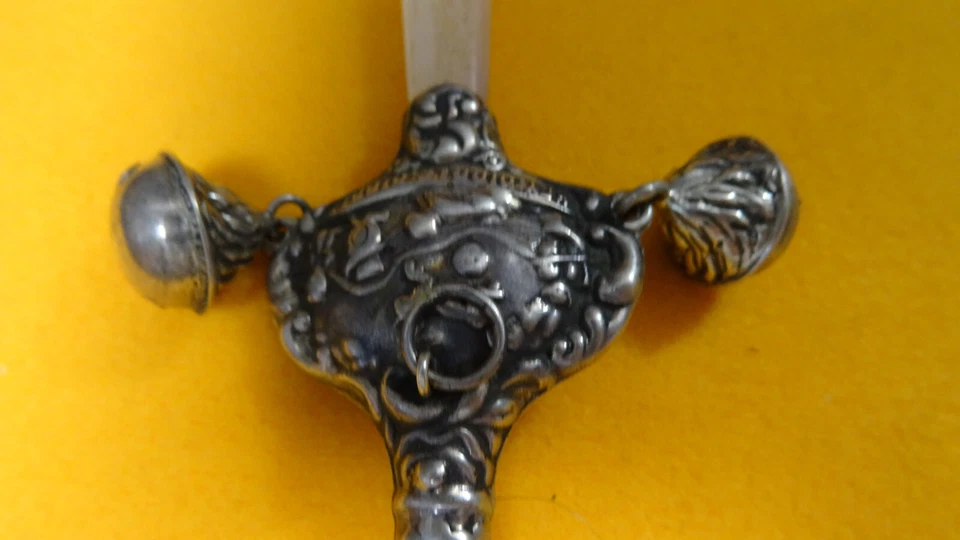 ANCIEN HOCHET ANGLAIS XIX AVEC SIFFLET EN ARGENT GRELOT ET MANCHE NACRE - Photo 2/4