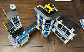 Lego 60141 City Police Station - Complete with minifigs & Instructions