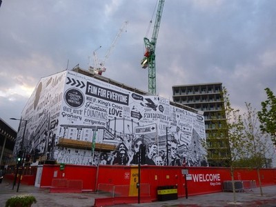 Foto A2 SPASS FÜR ALLE London Gebäude Gerüst und Vorführung zwischen c2014