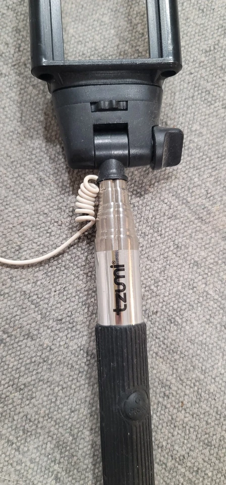 Palo selfie con cable expandible móvil universal Tzumi para Android e iOS negro Foto 4 de 4