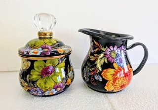 Crema esmaltada Mackenzie Childs Black Flower Market y esmalte azucarero cubierto