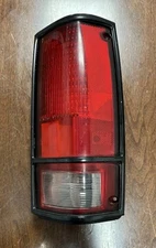 85-94 S15 Jimmy RH Tail Lamp Black Trim S10 Blazer With Light Bulb Sockets