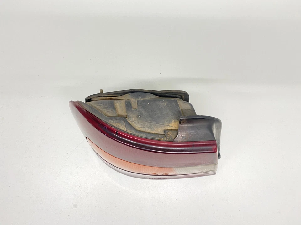 1992-1993 HYUNDAI ELANTRA LANTERNA TRASEIRA MONTADA NO PAINEL QTR LADO ESQUERDO FABRICANTE DE EQUIPAMENTO ORIGINAL, 166-58584 - Imagem 3 de 4