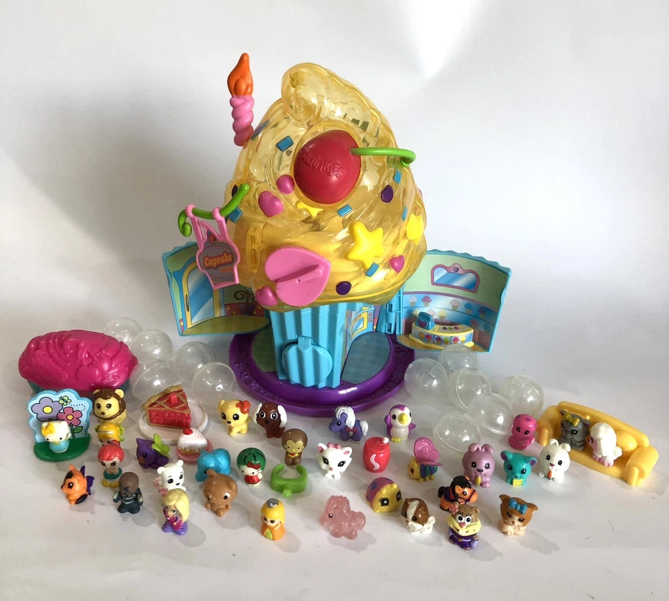 Dispensador Squinkies Cupcake Surprize Bake Shop con Squinkies Hello Kitty Sandy Foto 2 de 4