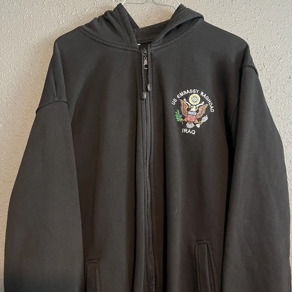 Chaqueta con Capucha Negra Cremallera Completa Vintage Embajada de Estados Unidos Bagdad Irak XL Logo Bordado Foto 2 de 4