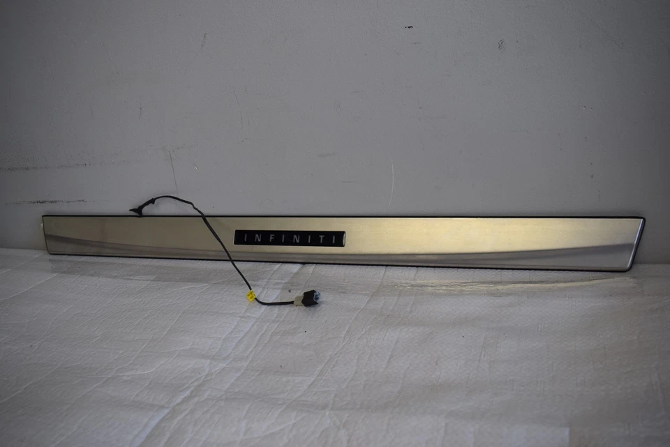 Infiniti M35 2006 2007 2008 placa de desgaste delantera derecha moldura de fábrica OEM Foto 3 de 4